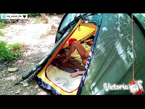 ❤️ Filmat a la càmera. Masturba apassionada de l'estrany en una tenda de campanya ❤️ Vídeo porno al ca.risegame.top ❌