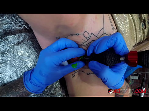 ❤️ La bomba Sully Savage, molt tatuada, es va tatuar al clítoris ❤️ Vídeo porno al ca.risegame.top ❌